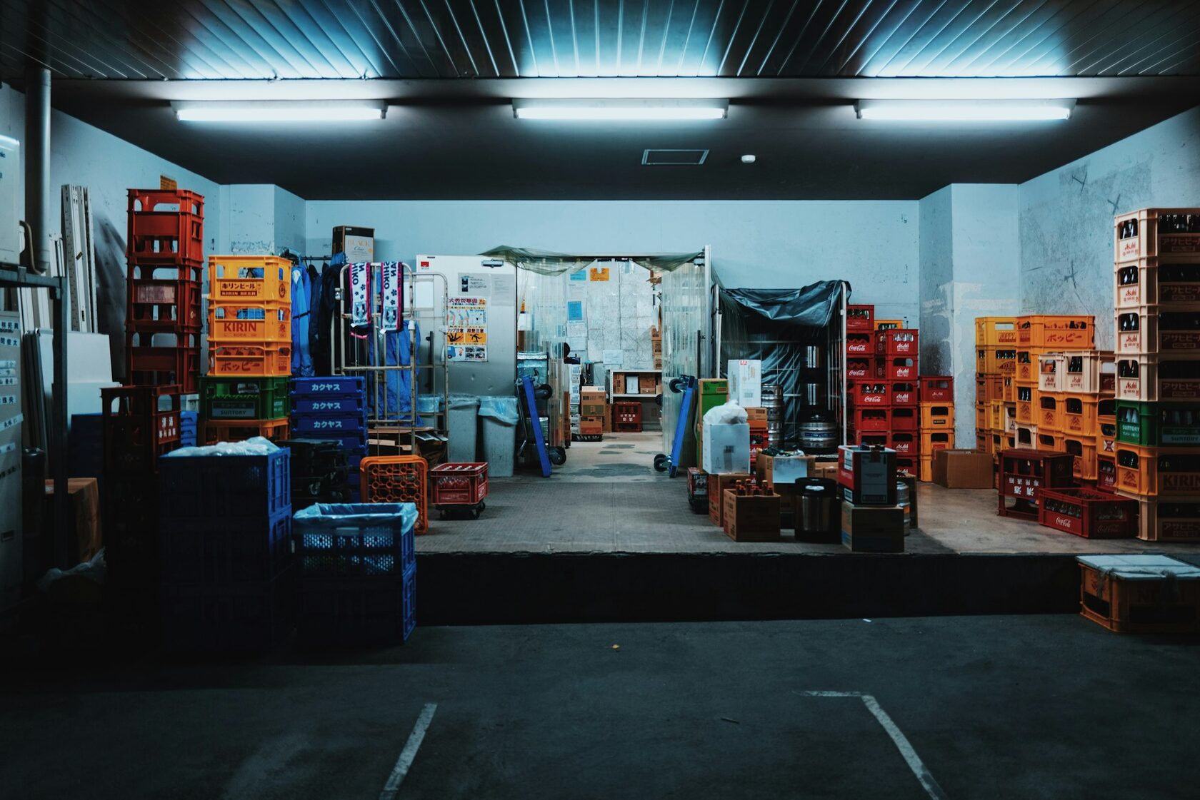 Depozit refrigerat cu lădițe de produse alimentare pregătite pentru distribuție