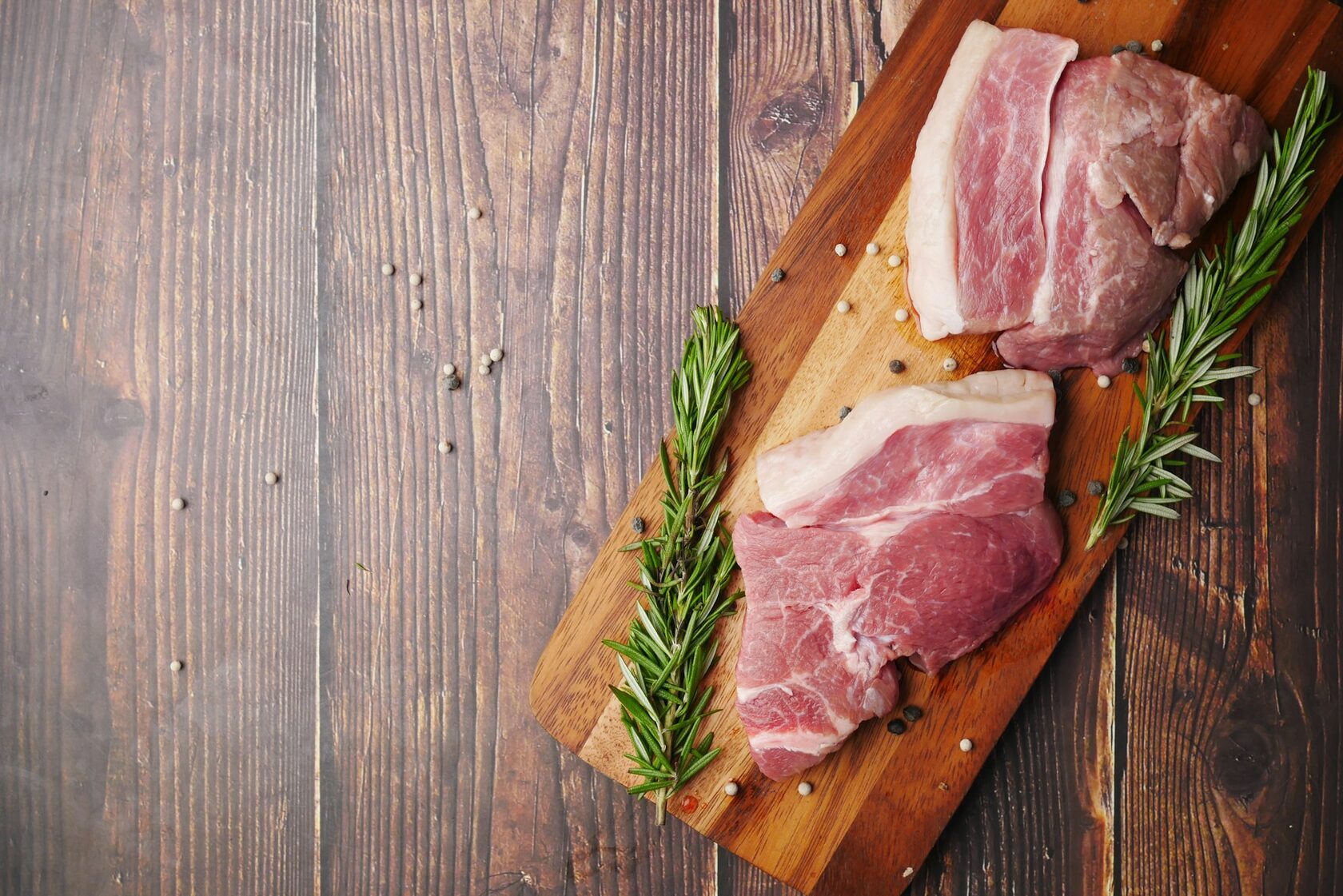Felii de carne proaspătă pregătite pentru livrare către afaceri