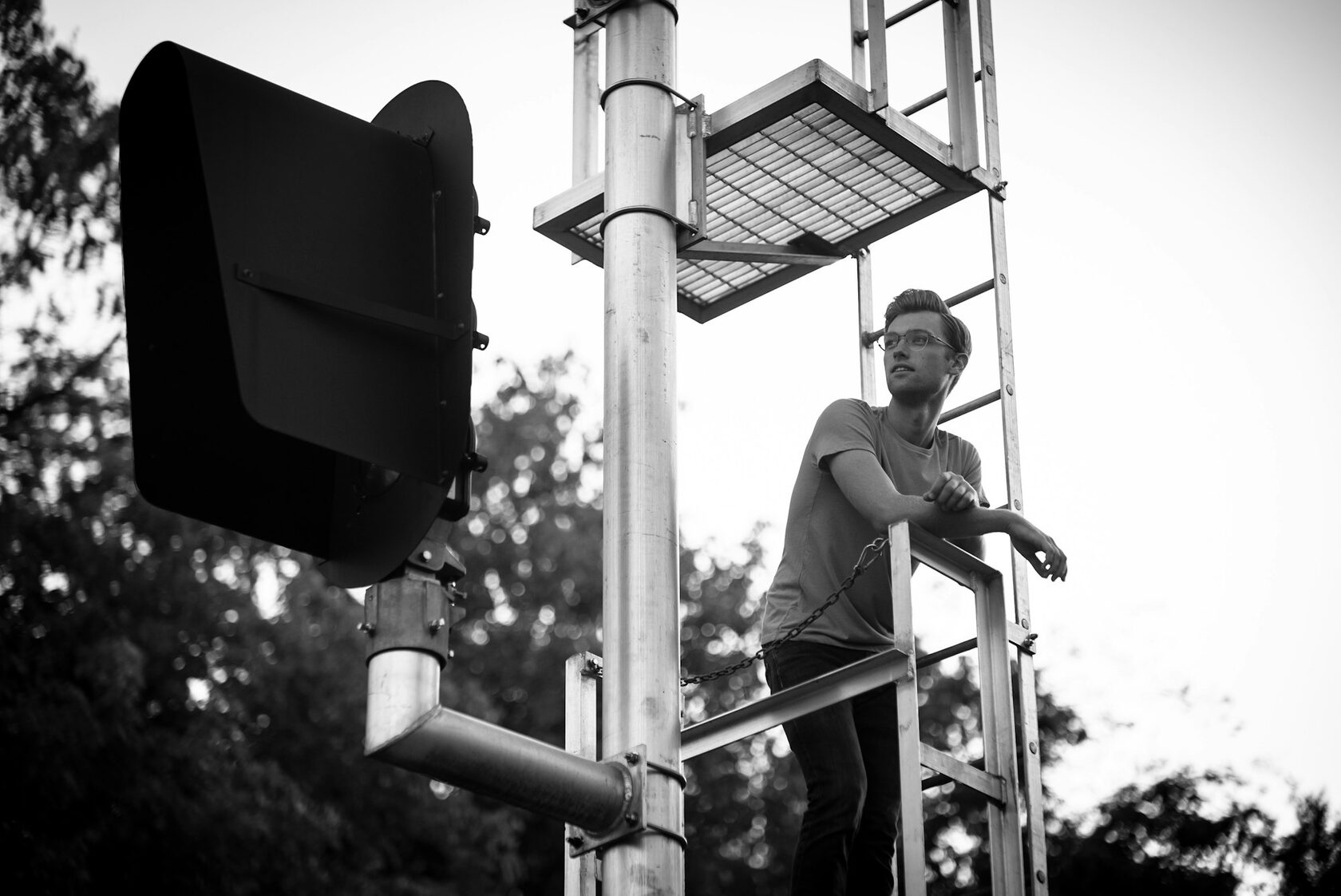 Instalare a unei camere de supraveghere de către un tehnician SAIC