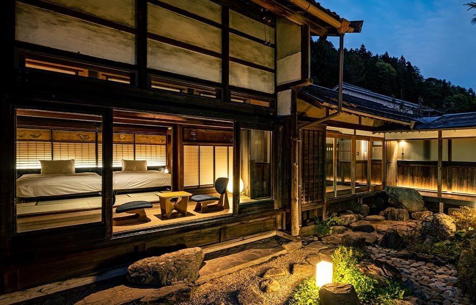Templo entre cerezos en flor en Kioto, Japón