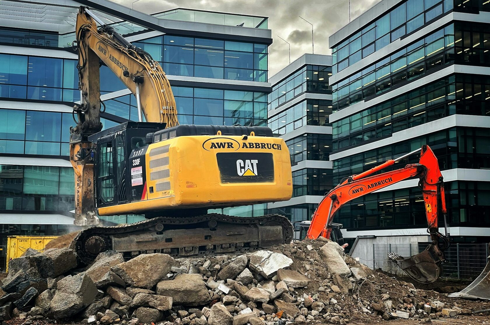 Bagger bei professionellen Abrissarbeiten auf einer Baustelle