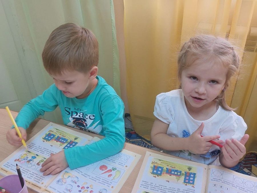 Дети занимаются за столом