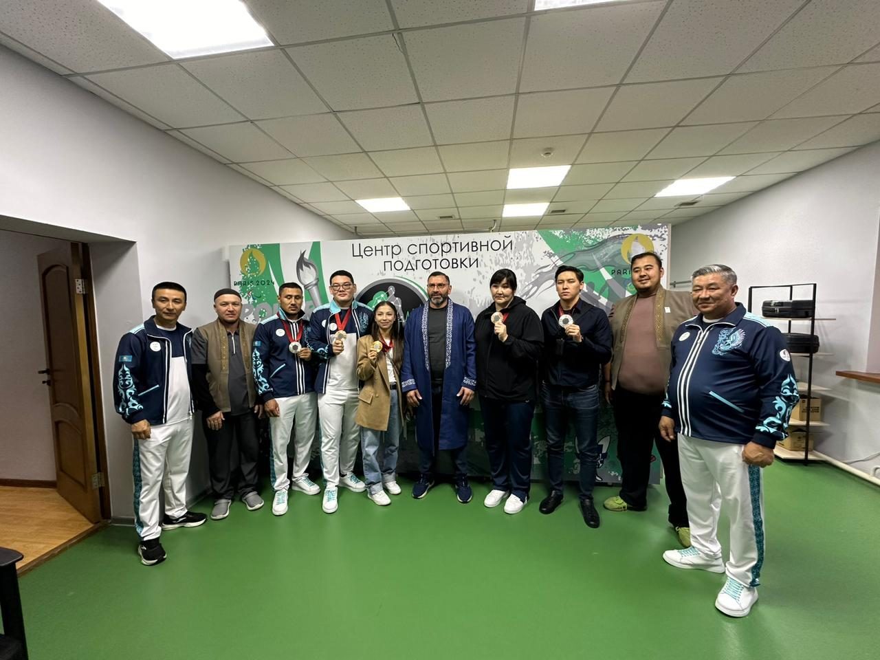Команда ReVibe со спортсменами и медалями