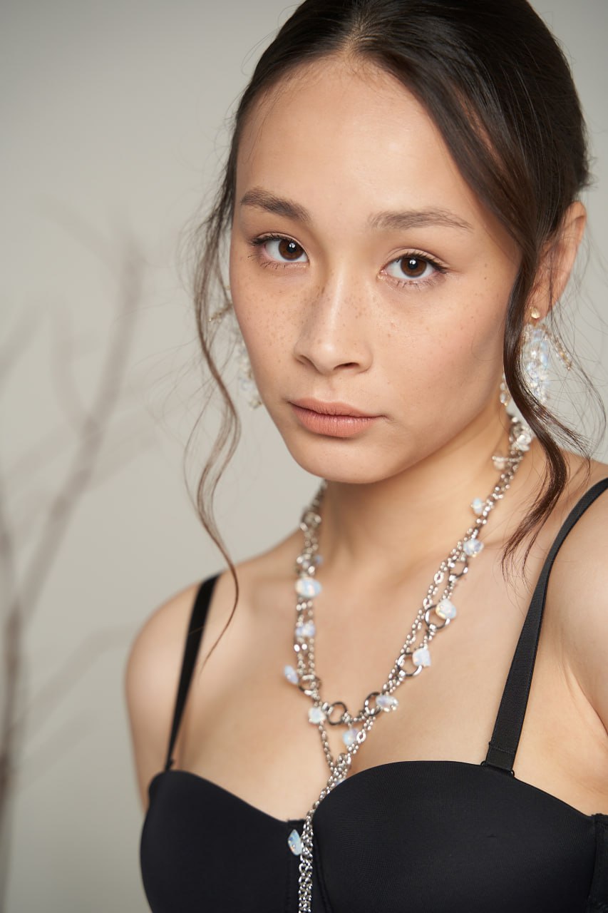 Woman wearing Yoli pearl jewelry