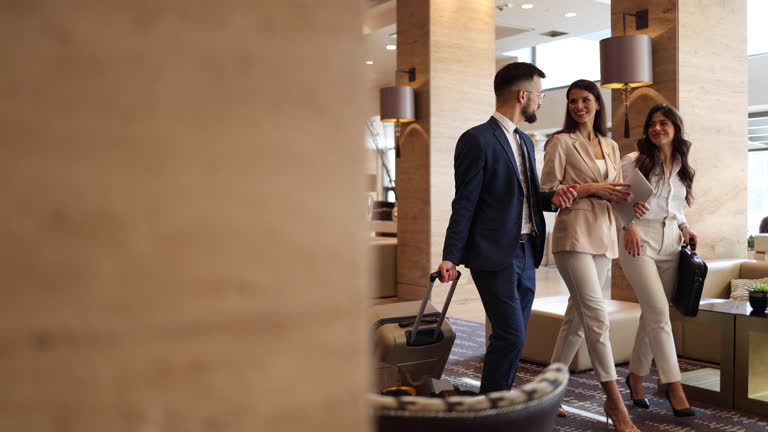 Grupo corporativo llegando a un hotel