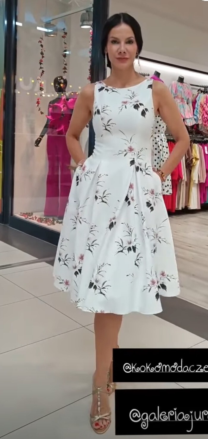 Платье ChristianDIOR, белое с мелким цветочным принтом, образ в бутике