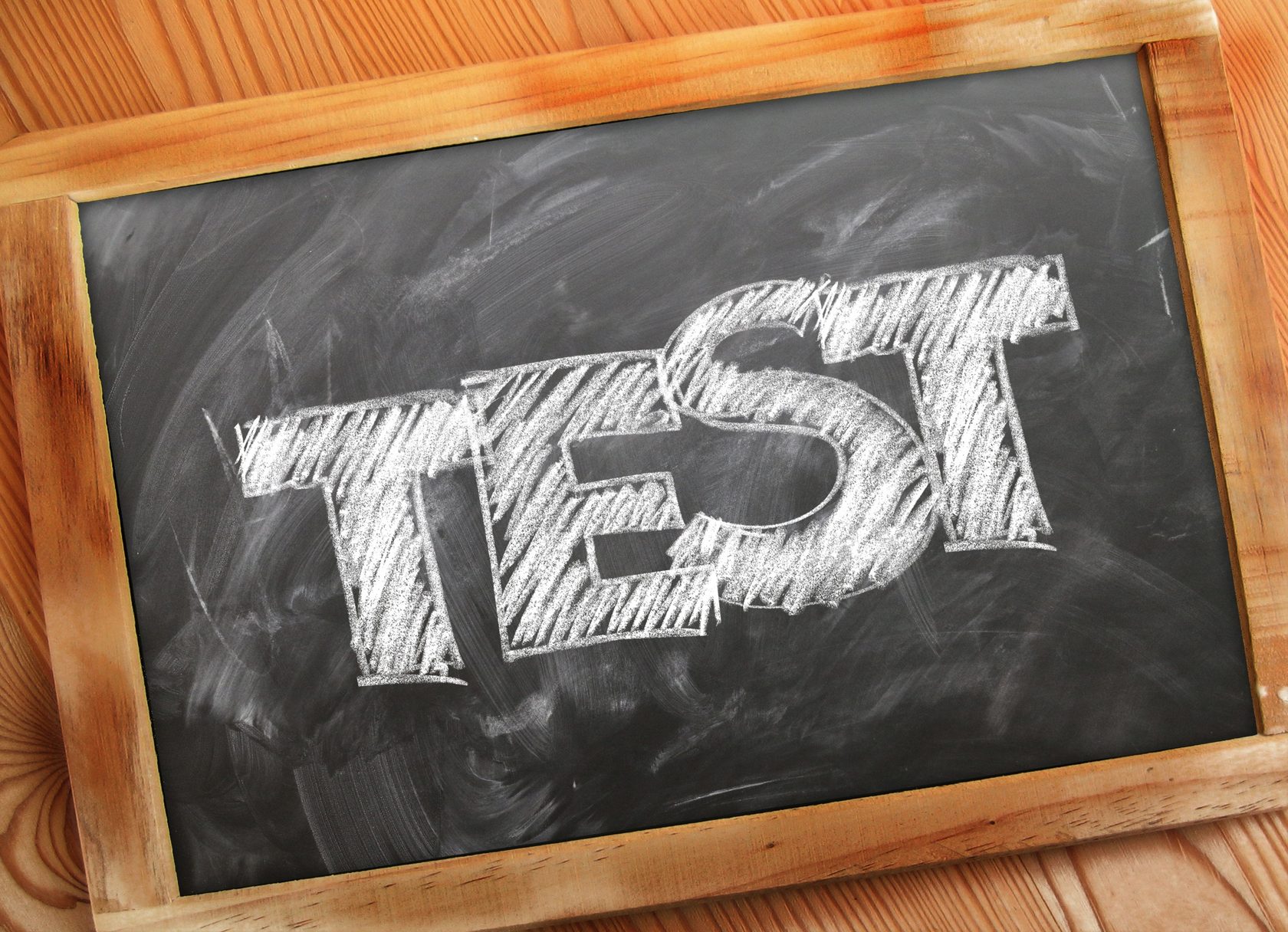 Доска с надписью TEST: подготовка к экзамену YKI