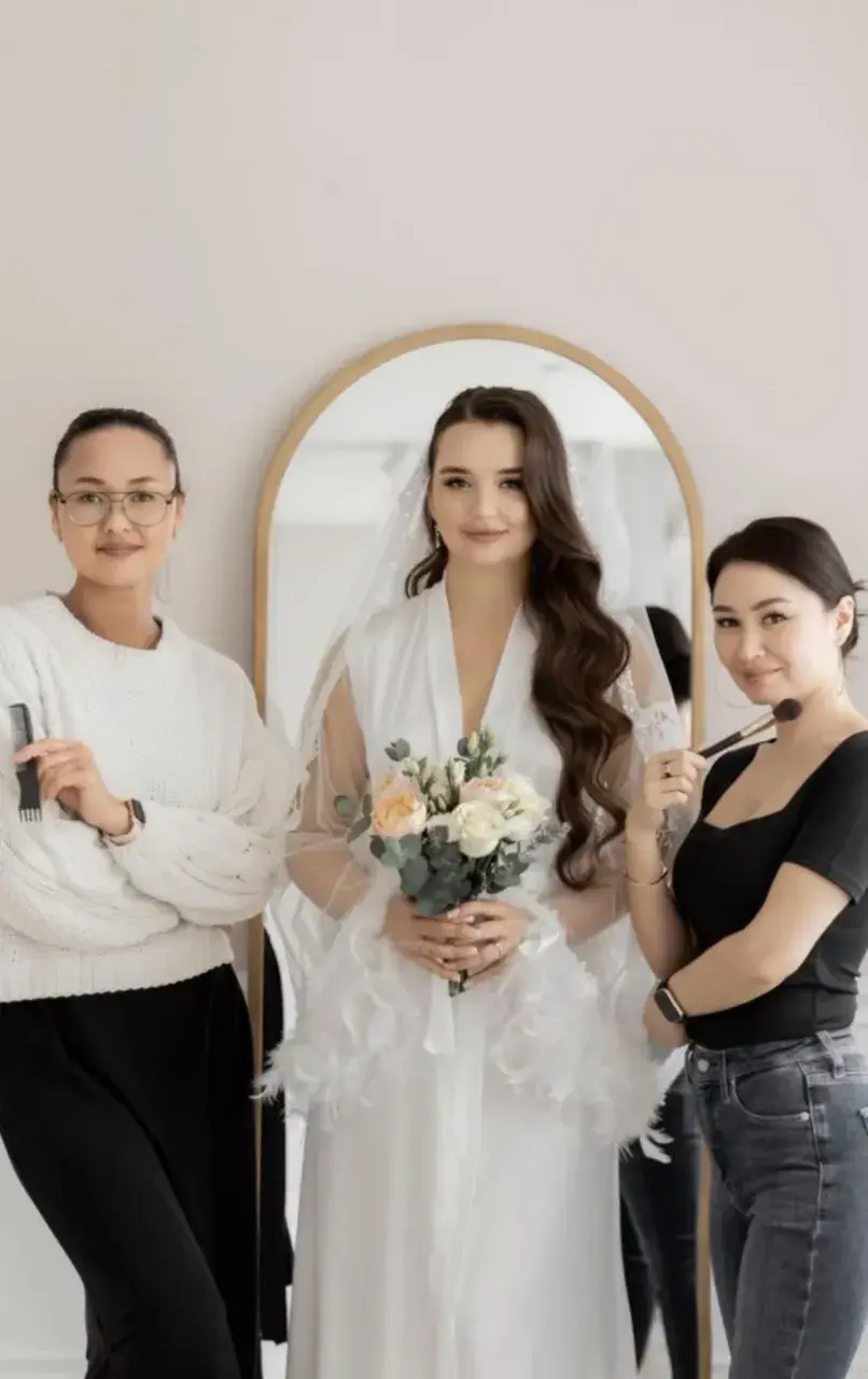 Мастера Райгуль и Маргарита собирают невесту на свадьбу в студии Tandem Pro в Костанае