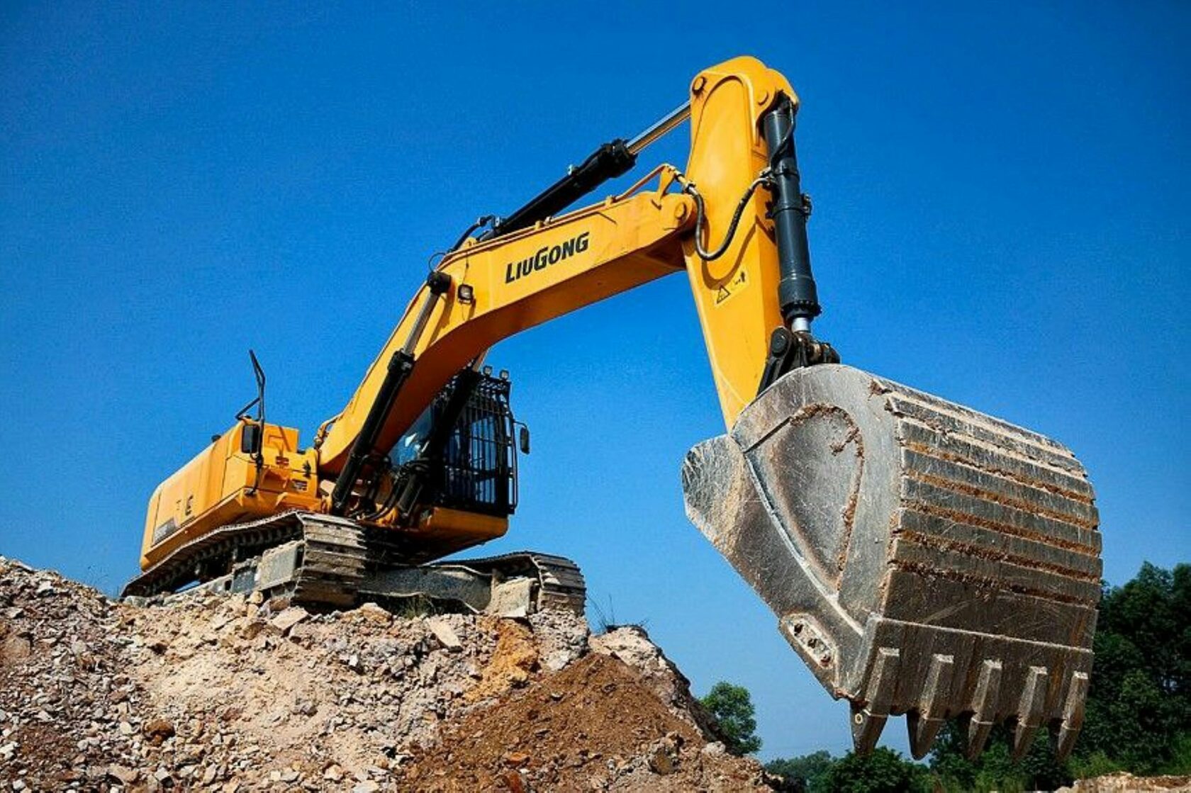 Fachgerechte Erdarbeiten mit Bagger auf einer Baustelle