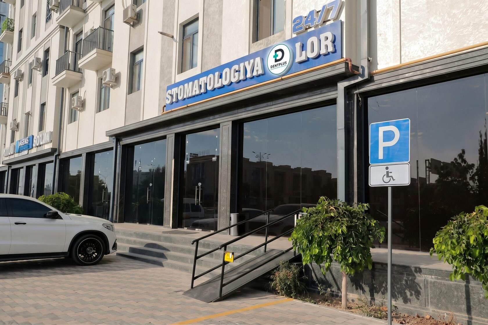 DentPlus joylashgan bino va avtoturargoh