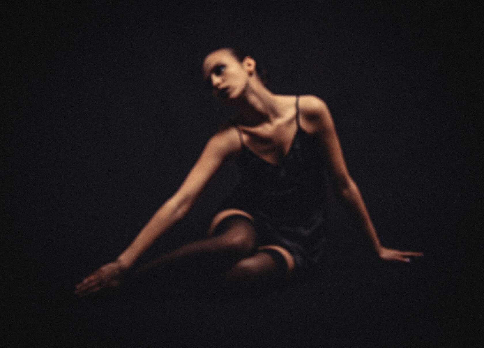 Editorial modelė, tamsus fonas
