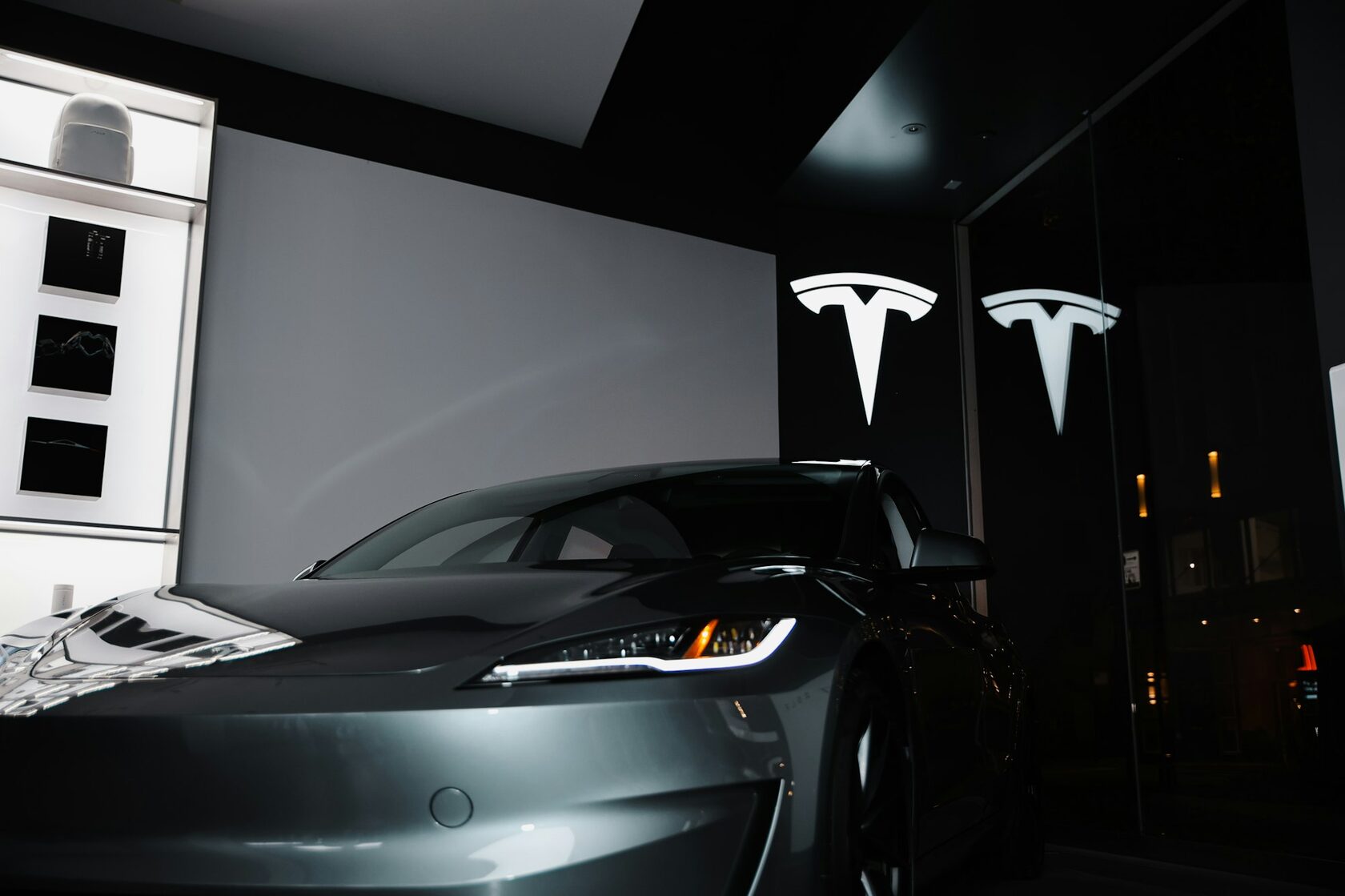 Tesla Model S — профессиональный ремонт Tesla в Алматы